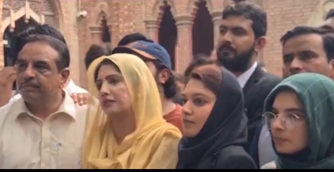ہٹ جاؤ یا ڈٹ جاؤ، 
اگر یہ جملہ آپکو تکلیف دیتا ہے تو آپ خان کے وفا دار نہیں ہو سکتے! عوام خان کے ساتھ کھڑی ہے اور عوام صرف اسکے ساتھ ہے جو حق پر کھڑے ہیں۔ خان کے نظریئے پر کام کرنے کے لیے کسی عہدے کی ضرورت نہیں! عالیہ حمزہ کا فرنٹ سے لیڈ کرنا اُنکی ہمت اور بہادری کی دلیل ہے