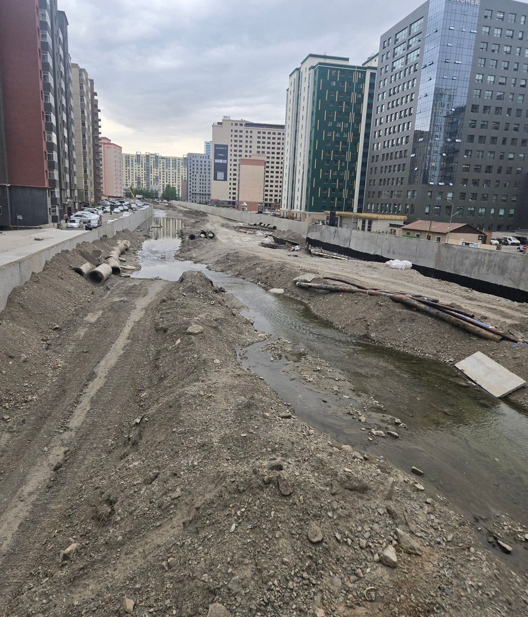 Эхлээд Дунд гол дараа нь Сэлбэ! Эдэнд миний хотын дундуур урсдаг голууд ямар буруу зүйл хийсэн юм бол доо.