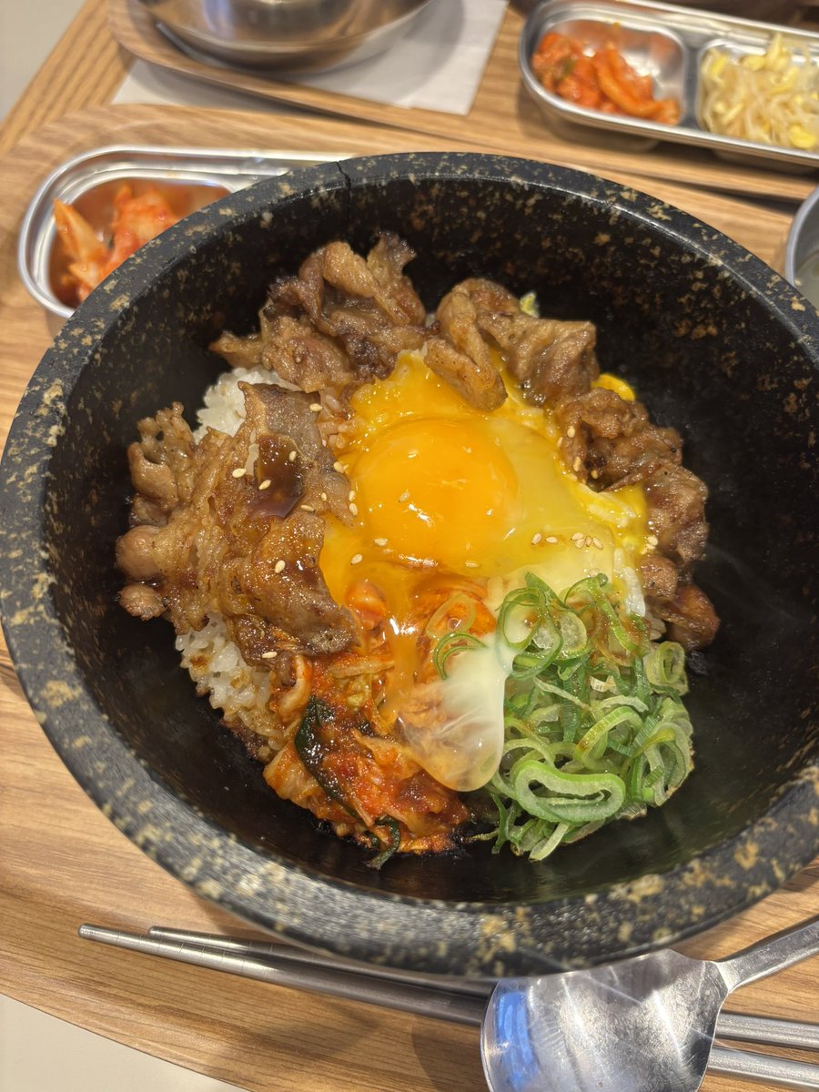mitomitomitton's tweet photo. 炭火焼きカルビ丼頼んだのに写真と全然違うの出てきた、、、
広げて並べてあるから多く見えるけどお肉5枚しかなくてガッカリ😞

#トゥックントゥックン 
#松屋フーズ https://t.co/SpbghkvGbG