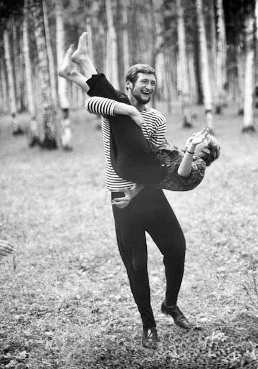 Старшая дочка пишет:«Смотри, что я нашла!». И присылает черно-белую фотографию.На ней её мама, первая моя жена. Ей тогда было девятнадцать, то есть как дочке сейчас. Фотка сделана в разгар нашего романа, почти тридцать лет назад. Она там худая, с очень густыми волосами, чертовски