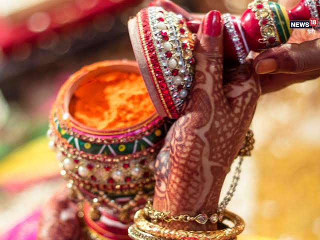एक चुटकी सिंदूर !

घर घर सिंदूर भेजने का आइडिया जिसका भी है यह उचित नहीं लगता! क्योंकि सिंदूर और मंगलसूत्र कोई उपहार की चीज नहीं है। सनातन में सिंदूर सुहाग की निशानी है। या तो पति अपनी पत्नी की माँग में सिंदूर भरता है या सुहागिनें, सुहागिन स्त्री की माँग में सिंदूर भरती हैं।
