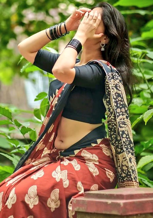Jasmine10170602's tweet image. #Bhoomica Peaking in saree 💥💥❤️‍🔥🖤