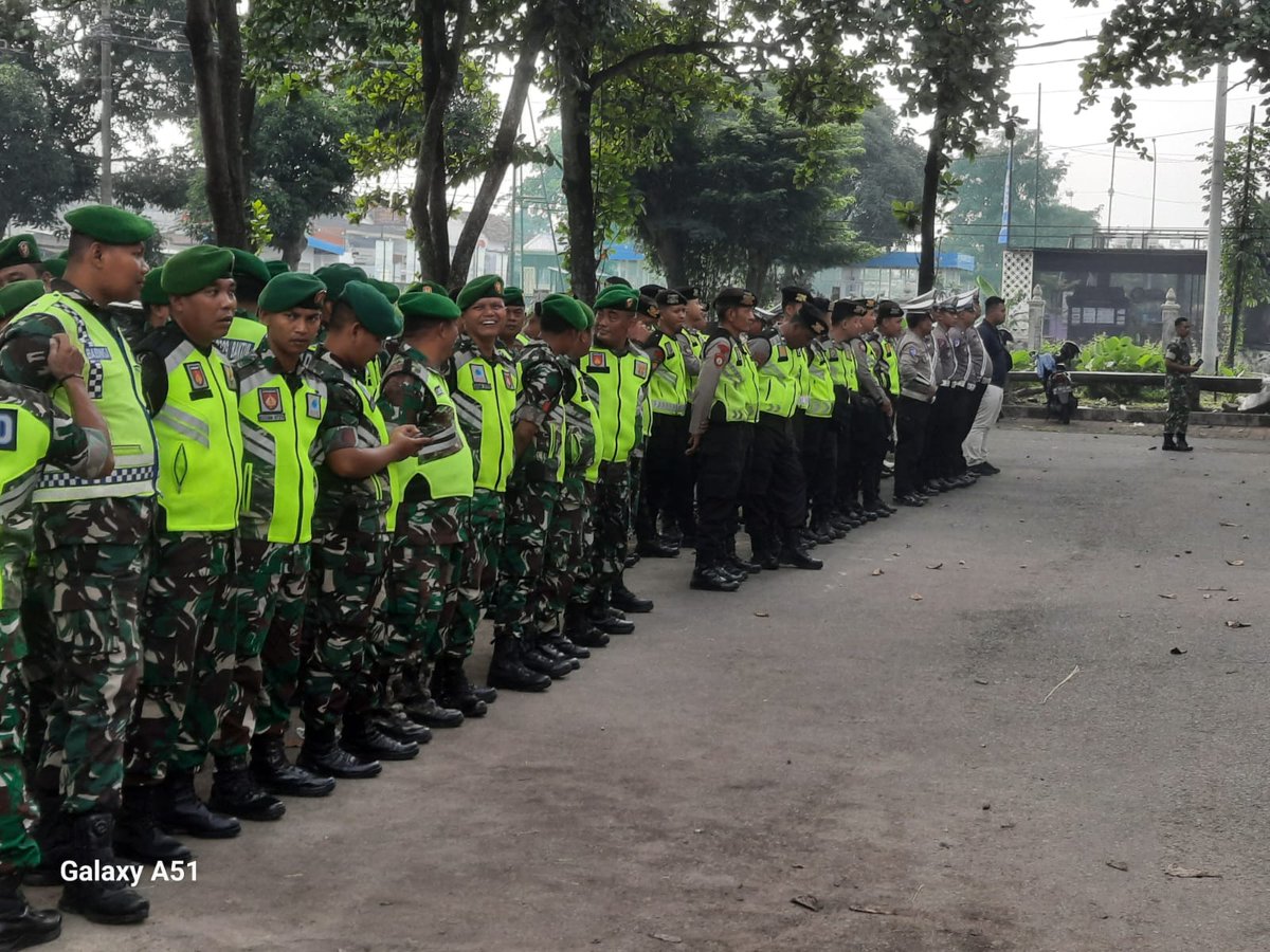 humas_btapan's tweet image. Personil gabungan Kodim Bantul bersama Polres Bantul dan Polsek Banguntapan, apel kesiapan pengamanan kegiatan RI-1 dan Presiden Perancis di wilayah Jateng dan DIY. Apel di JEC Banguntapan Bantul. Kamis 29/05/2025

#apel #vvip #kodim #polres #polsek #banguntapan #bantul #jogja