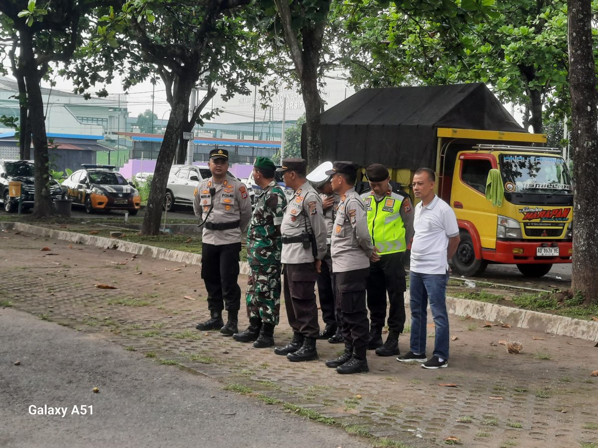 humas_btapan's tweet image. Personil gabungan Kodim Bantul bersama Polres Bantul dan Polsek Banguntapan, apel kesiapan pengamanan kegiatan RI-1 dan Presiden Perancis di wilayah Jateng dan DIY. Apel di JEC Banguntapan Bantul. Kamis 29/05/2025

#apel #vvip #kodim #polres #polsek #banguntapan #bantul #jogja