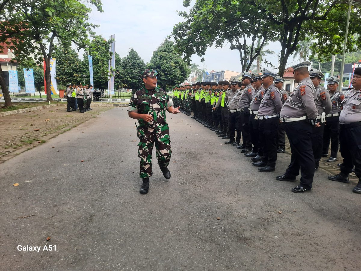 humas_btapan's tweet image. Personil gabungan Kodim Bantul bersama Polres Bantul dan Polsek Banguntapan, apel kesiapan pengamanan kegiatan RI-1 dan Presiden Perancis di wilayah Jateng dan DIY. Apel di JEC Banguntapan Bantul. Kamis 29/05/2025

#apel #vvip #kodim #polres #polsek #banguntapan #bantul #jogja