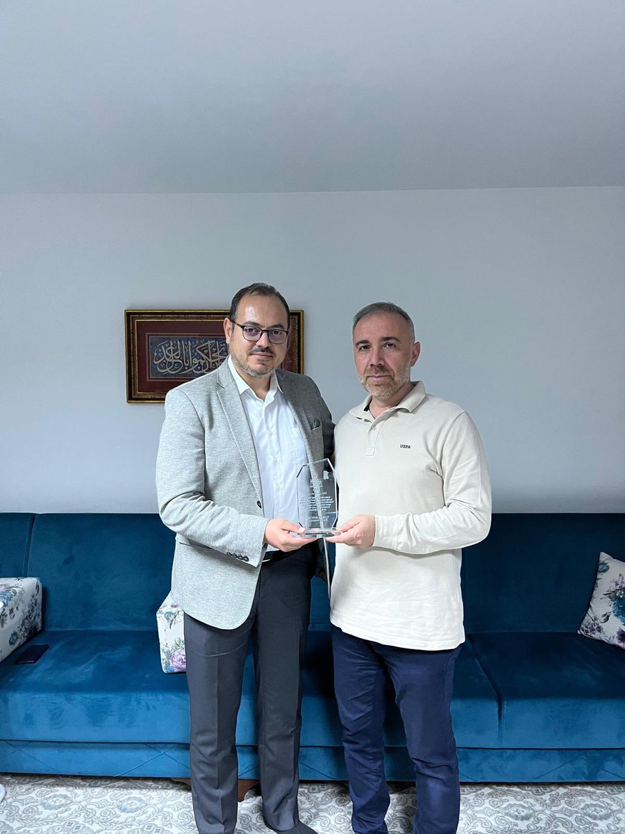iyckaraman's tweet photo. “İrfan Sohbetleri” buluşmalarımızın sonunda hocalarımız Doç. Dr. Murat GÖK, Doç. Dr. Duran Ali YILDIRIM, Dr. Öğr. Üyesi Muhammet Ali TEKİN, Öğr. Gr. Hüseyin Selman ALTIN’a şube başkanımız Nurullah KOÇAK tarafından plaket takdim edildi. https://t.co/lTAcDt2bT9