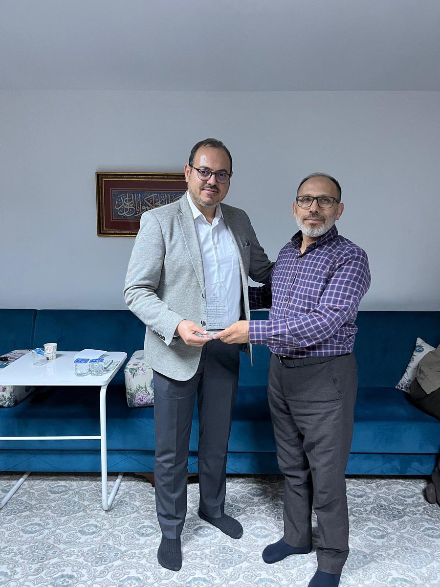 iyckaraman's tweet photo. “İrfan Sohbetleri” buluşmalarımızın sonunda hocalarımız Doç. Dr. Murat GÖK, Doç. Dr. Duran Ali YILDIRIM, Dr. Öğr. Üyesi Muhammet Ali TEKİN, Öğr. Gr. Hüseyin Selman ALTIN’a şube başkanımız Nurullah KOÇAK tarafından plaket takdim edildi. https://t.co/lTAcDt2bT9