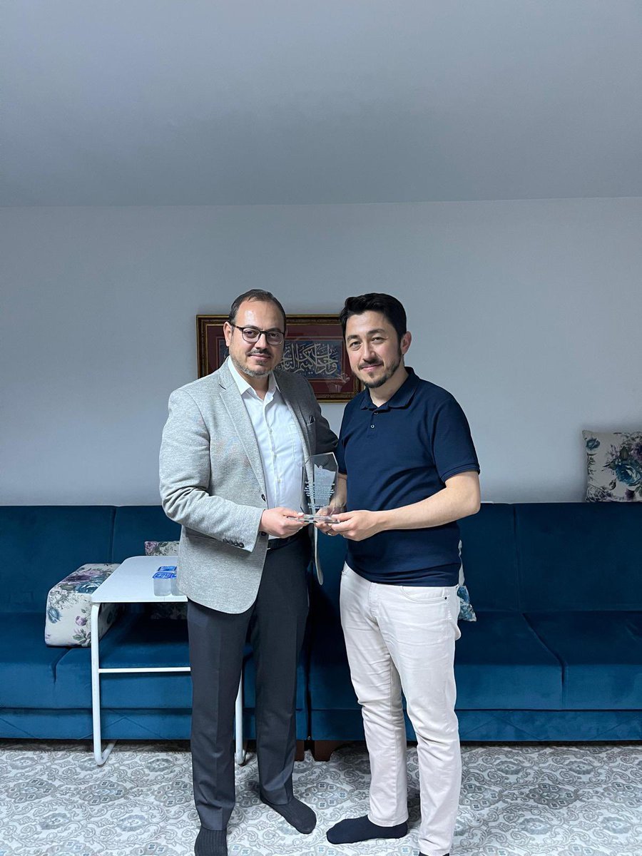 iyckaraman's tweet photo. “İrfan Sohbetleri” buluşmalarımızın sonunda hocalarımız Doç. Dr. Murat GÖK, Doç. Dr. Duran Ali YILDIRIM, Dr. Öğr. Üyesi Muhammet Ali TEKİN, Öğr. Gr. Hüseyin Selman ALTIN’a şube başkanımız Nurullah KOÇAK tarafından plaket takdim edildi. https://t.co/lTAcDt2bT9