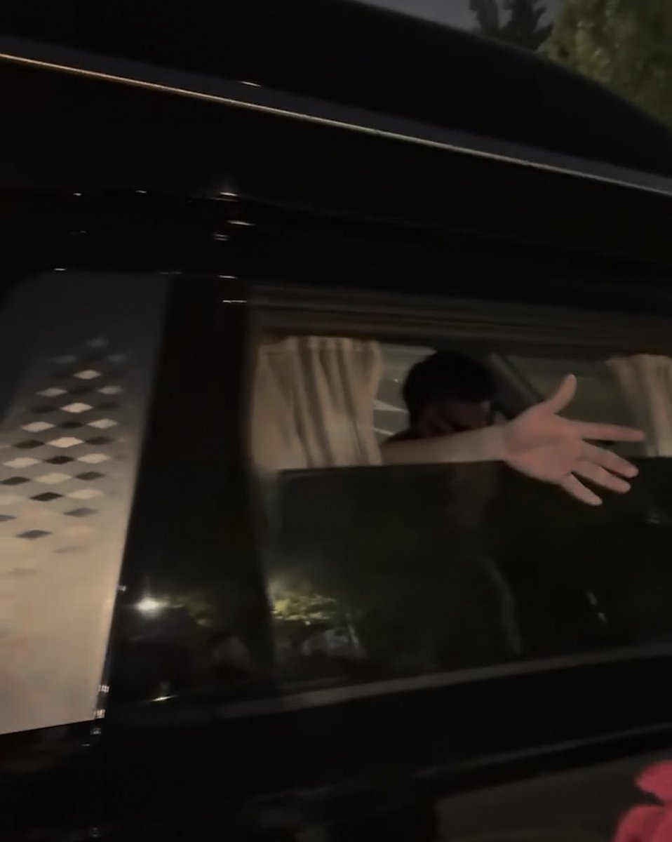 팬들의 편지를 놓칠 수 없는 은체부의 아련한 섬섬
차 안에서 바로 불 켜서 읽고 다시 불 끄는 거까지 완벽한 마무리
#은지원 #EUNJIWON #殷志源
다들 은지원 하세요!!!  
이렇게 귀여운데