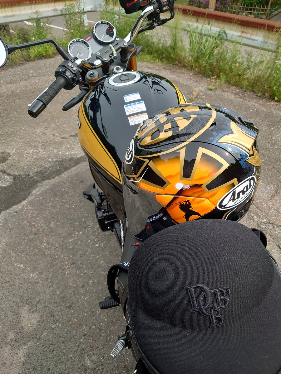 zx6r2022's tweet photo. 納ヘルのお知らせ
SHOEI派でしたが初アライ!
武井ドンゲバビーさんプロデュースのキャップバックも購入。#Kawasaki #DGBB #バイク好きと繋がりたい #ARAi #VZRAM
#ラストサムライ #カエディア #納ヘル #キャップバック #z900rs #ジェットの開放感 https://t.co/RE7QtOkO8r