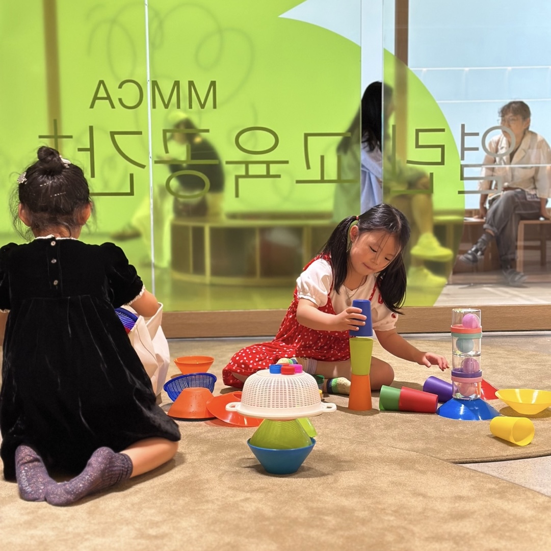 MMCA 열린교육공간+에서 만나요!

국립현대미술관 서울 교육동 2층에 새로운 공간이 열렸어요. <열린교육공간+>에 다녀간 관람객들의 즐거운 순간을 함께 나눕니다! 그럼, 여기선 어떤 것을 할 수 있을까요?

🎈미술관 교육프로그램에서 사용된 체험 자료들을 직접 보고 만지고!
최정화 작가처럼