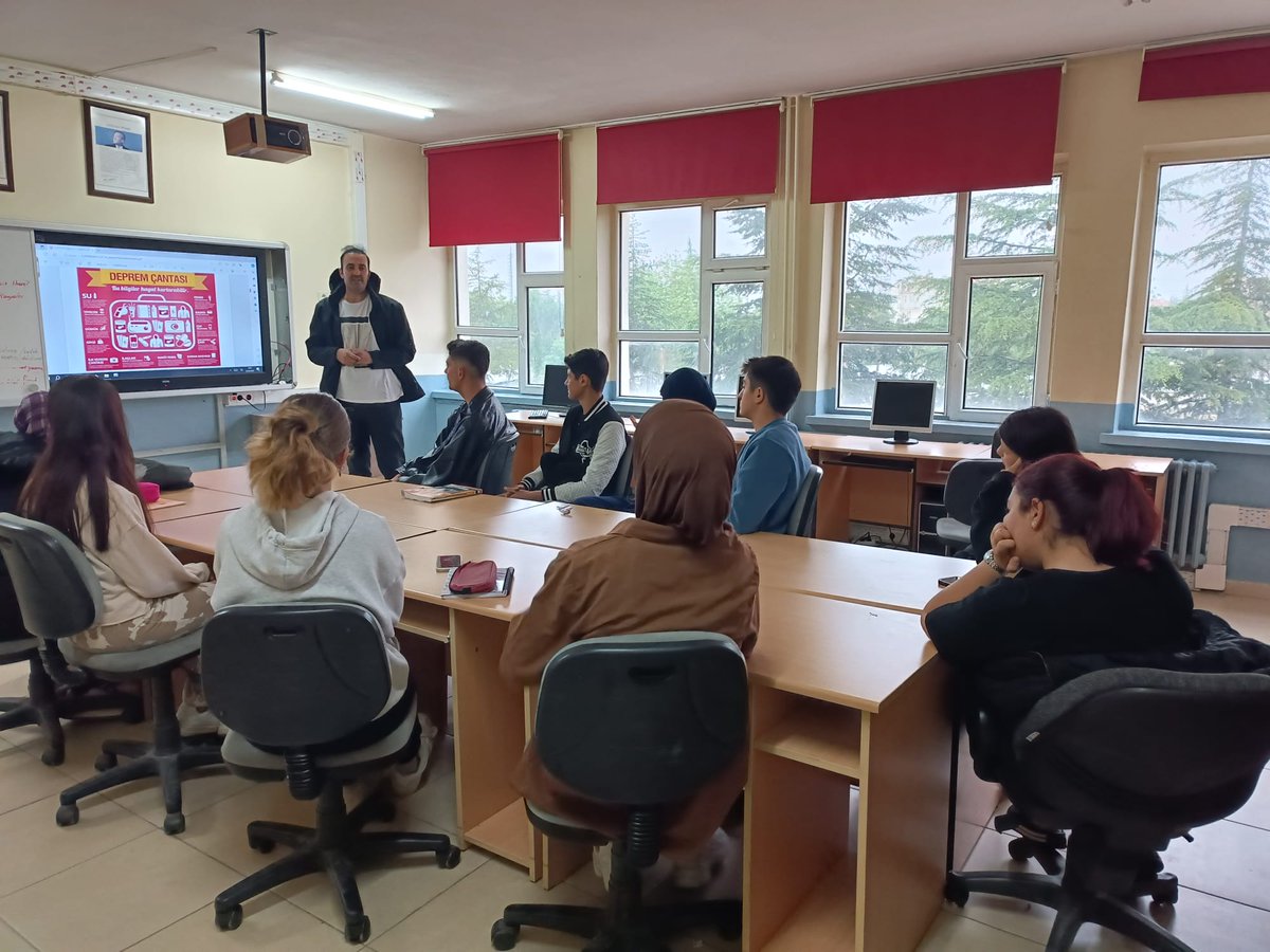 KireliMtal's tweet photo. Okulumuzda Hüyük Halk Eğitim Merkezi tarafindan açilan Deprem sonrasi yardım organizasyonu adlı kursumuz Kireli Mesleki ve Teknik Anadolu Lisesinde devam ediyor.@HuyukHalk @HuyukilceMEM https://t.co/V1I8cGZRHv