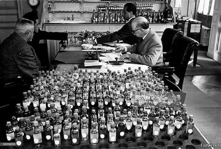 Всех с четверговым днём! Тяжелые трудовые будни отдела дегустации коньячного дома Hennessy. 
1952 год.