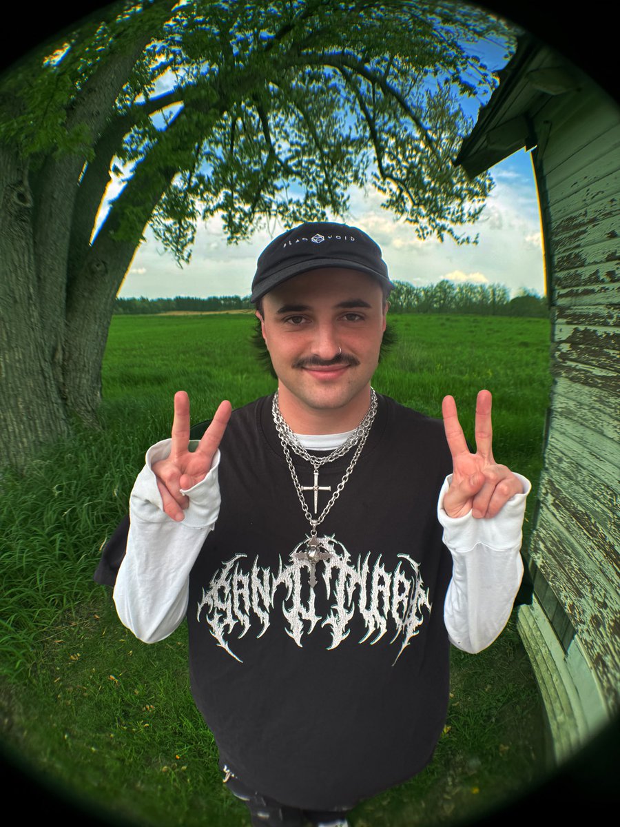 Just a boy who fucking loves zyns, vapes, cigs, and music fuck