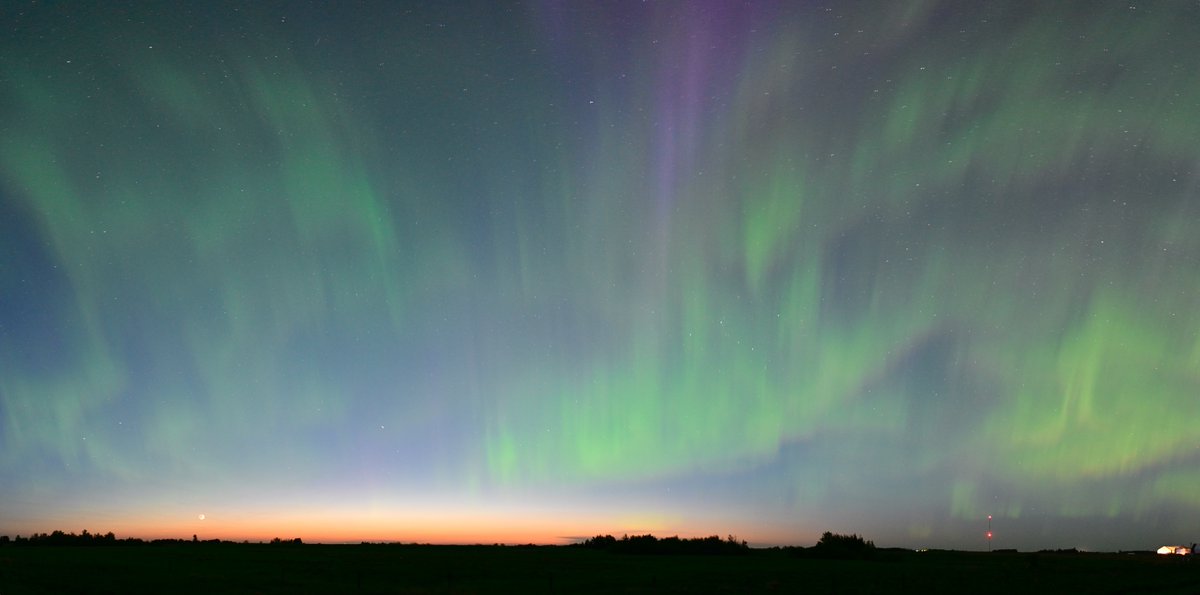 ImagesByStan's tweet image. The #aurora and tonights waxing #moon paired up for a show tonight. @mikesaltsman194 @mikesobel @CiaraYaschuk @TamithaSkov @chunder10 @HouckisPokisewx #spaceweather 💃💃💃