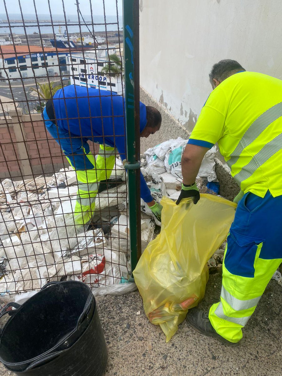 Continuamos con los trabajos de la fase 3 del Plan de Higiene Urbana #PHU activo en los barios de #SanJosé y <a href="/Elsebadal/">AEDAL - El Sebadal</a>

💦 #Baldeo integral, manual y mecanizado
🧹 Limpieza y retirada de vertidos de #escombros y #trastos

Más info plan 👉🏼 bit.ly/3RDg3oJ