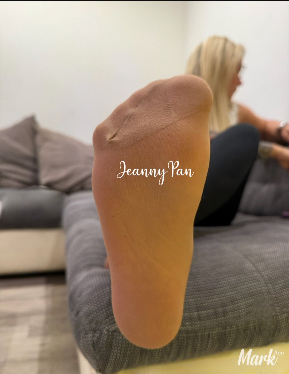 Maul auf Sklave dein Frühstück ist serviert! 

Während ihr armseligen Kreaturen euren billigen Kaffee schlürft, genieße ich mein Frühstück – mit seidigen Beinen in sündhaft teuren Nylons auf eurem wertlosen Gesicht.

Antreten Fußvolk &amp; abdrücken 🫰