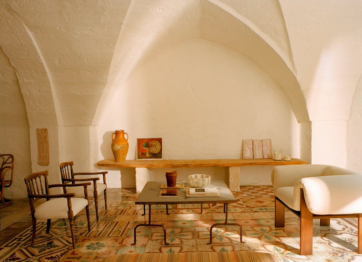 EDITIONS · We traveled to Puglia, in the heart of Spongano, where we  discovered a house restored by two artists. Upon entering, we were struck  by the recovered vaulted ceilings, ancient murals,, image size:1200x870