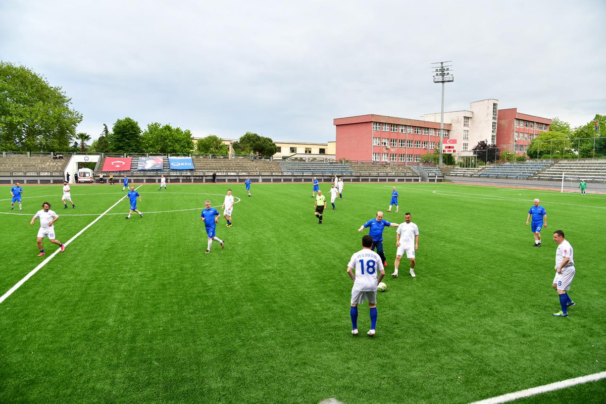 Of Belediyesi (@ofbelediye) on Twitter photo BAŞKAN SARIALİOĞLU: "KTÜ'LÜ OLMAK AYRICALIKTIR"
KTÜ'nün yenilenen FIFA belgeli futbol sahası açıldı, mezunlar ve mensuplar dostluk maçında buluştu. <a href="/OfBelediye/">Of Belediyesi</a> Başkanı <a href="/bbsarialioglu/">Salim Salih Sarıalioğlu 🇹🇷</a> da sahadaydı.
Detaylar için 👉🏻 of.bel.tr/.../baskan-sar… BAŞKAN SARIALİOĞLU: "KTÜ'LÜ OLMAK AYRICALIKTIR"
KTÜ'nün yenilenen FIFA belgeli futbol sahası açıldı, mezunlar ve mensuplar dostluk maçında buluştu. <a href="/OfBelediye/">Of Belediyesi</a> Başkanı <a href="/bbsarialioglu/">Salim Salih Sarıalioğlu 🇹🇷</a> da sahadaydı.
Detaylar için 👉🏻 of.bel.tr/.../baskan-sar…