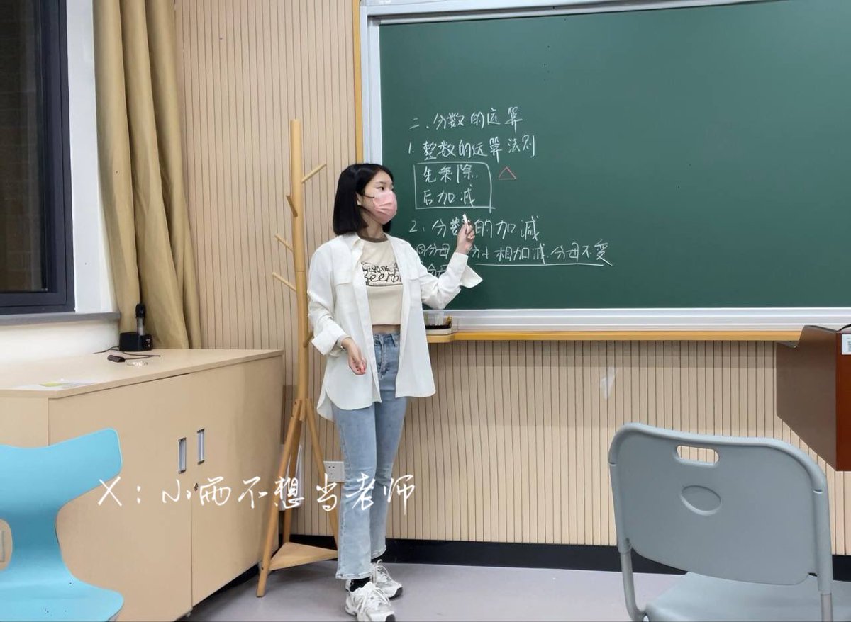 果然最解压的方法，就是性爱…

昨天教完课放学，特地见了个粉丝。没想到他这么直接呀，让我仰着头鸡巴就插进嘴里了，感觉都要顶到喉咙了…羞耻又刺激… 

不过还挺喜欢的，还有粉丝想试试吗？每天放学后可以和大家见面，私信报名，同城优先～ https://t.co/dcd7FRAks2