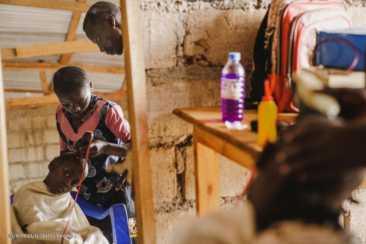 « Je suis contente d’être de retour dans mon village et de suivre cette formation » ✂️🪮

Justice, 12 ans, apprend la coiffure dans un espace ami des enfants à Kabanda à l'est de la RD #Congo. Ce lieu offre aussi un accompagnement psychosocial essentiel aux enfants.

<a href="/UNCERF/">CERF - The UN's emergency fund</a> #BHA