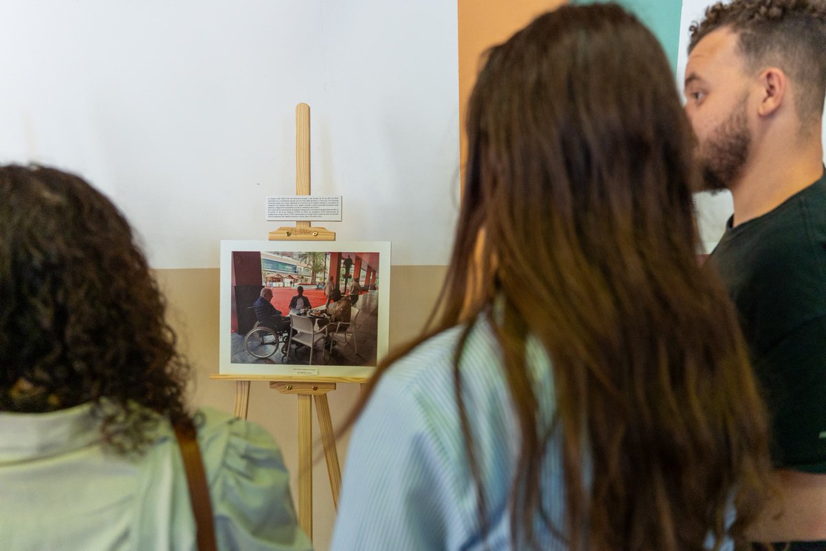 Accem_ong's tweet photo. La inclusión se construye también desde lo cotidiano. Visitamos la Oficina de Extranjería de Murcia con personas del albergue de Monteagudo, donde se expone una muestra fotográfica que utiliza imágenes de nuestro concurso “¿Qué es para ti la inclusión?
#RegiónDeMurcia https://t.co/AoC35OWTkr
