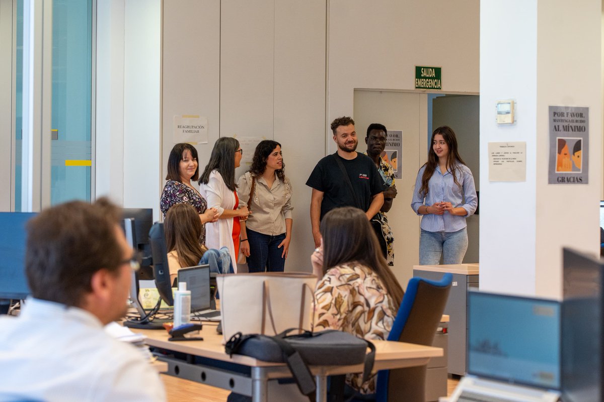 Accem_ong's tweet photo. La inclusión se construye también desde lo cotidiano. Visitamos la Oficina de Extranjería de Murcia con personas del albergue de Monteagudo, donde se expone una muestra fotográfica que utiliza imágenes de nuestro concurso “¿Qué es para ti la inclusión?
#RegiónDeMurcia https://t.co/AoC35OWTkr