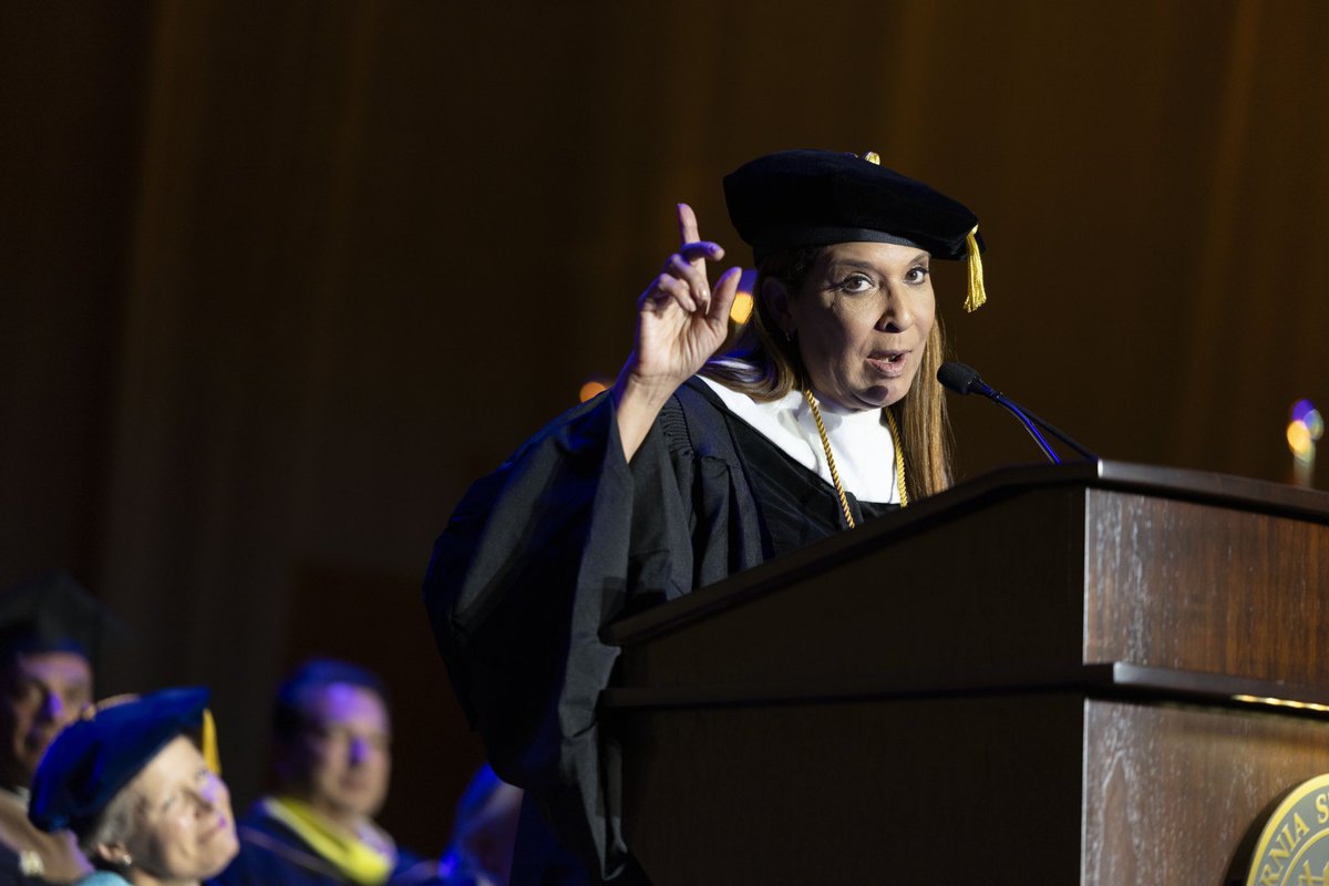DevineNews's tweet image. On this day last week… Honored to receive the inaugural President’s Award from @CalStateLA.🦅
🎓
Grateful for the continued connections. In 2021 I received their honorary doctorate degree. #DrDevine #CalStateLA #GoldenEagles)👩🎓