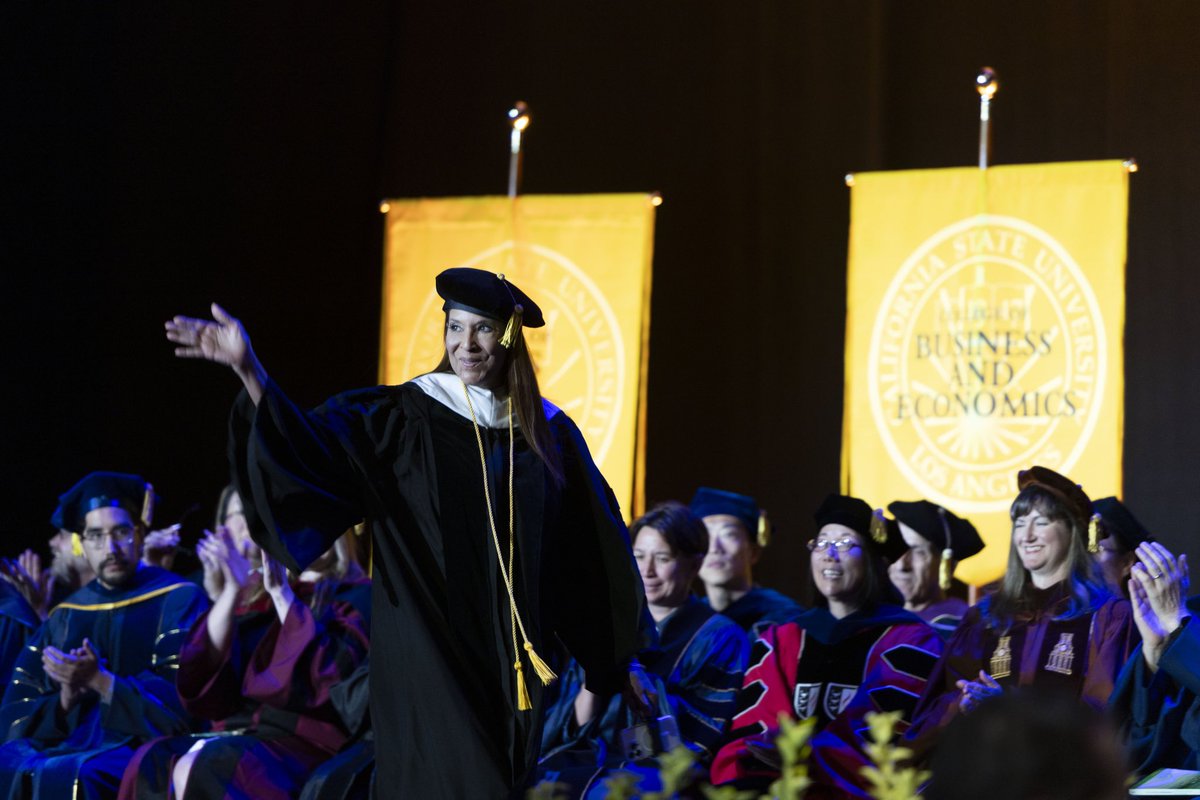 DevineNews's tweet image. On this day last week… Honored to receive the inaugural President’s Award from @CalStateLA.🦅
🎓
Grateful for the continued connections. In 2021 I received their honorary doctorate degree. #DrDevine #CalStateLA #GoldenEagles)👩🎓