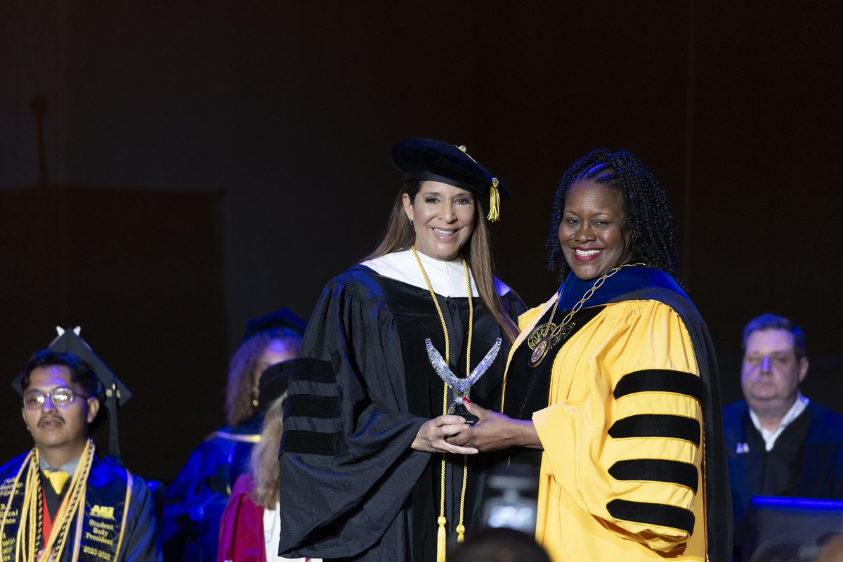DevineNews's tweet image. On this day last week… Honored to receive the inaugural President’s Award from @CalStateLA.🦅
🎓
Grateful for the continued connections. In 2021 I received their honorary doctorate degree. #DrDevine #CalStateLA #GoldenEagles)👩🎓