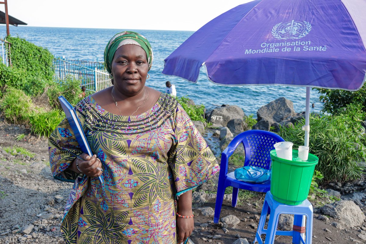 OMSRDCONGO's tweet photo. À #Goma🇨🇩, @OMSRDCONGO continue de soutenir la chloration de l’eau du lac #Kivu — garantissant le renforcement de la lutte contre le #choléra à la source.

Sur le site de la "Plage du peuple", Kavuo Vindu, 44 ans, mère de 8 enfants et relais communautaire, est en première ligne. https://t.co/hfQ7YPd0xu