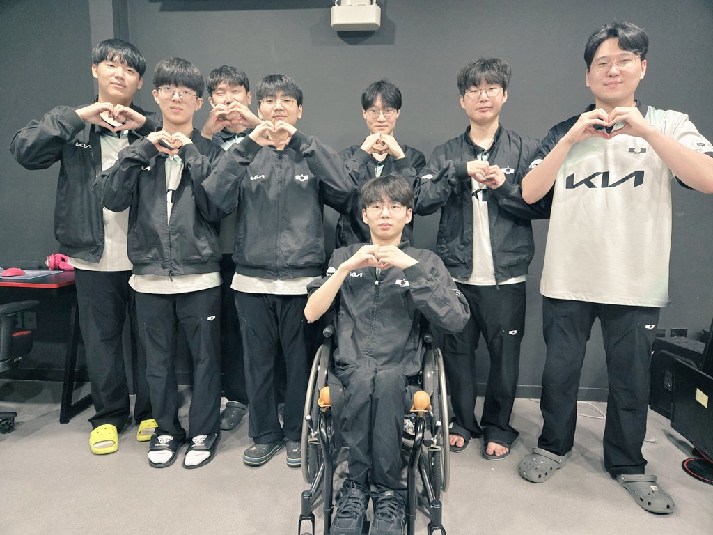 jyjoonlee's tweet image. 5월29일 목요일
CL팀 승리후 분위기가 좋은틈을타서
단체 사진 요청해서 찍었습니다~
시기적으로 사진찍을 때 손동작을 조심해야해서 하트로 통일했습니다~
애교만점 샤벨선수는 간만에 독사진
추가했습니다.
멤버십에 글과 댓글 또 엄청 써주길,,,
#dpluskia #dkwin #dpluskiachallengers