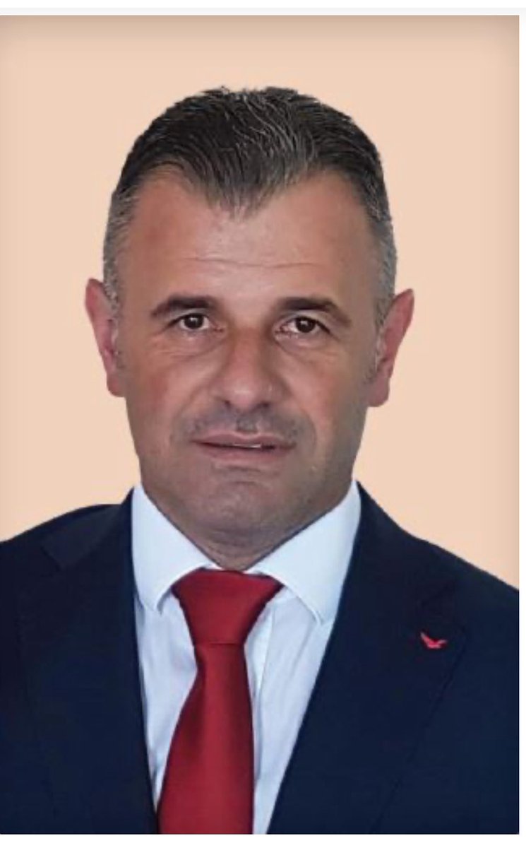 Висар Ганиу. Завршил физичко на Тетовски и ја води општина Чаир.