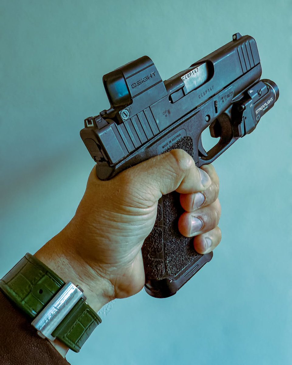 OsightWorld's tweet photo. Nothing looks better than an Osight S on a Glock 43x! 📷IG: @atrox_armament
#osight #OsightS #glock #glock43xmos #reddot #pewpew #pewpewlife #tactical https://t.co/LxYmV2OUCj