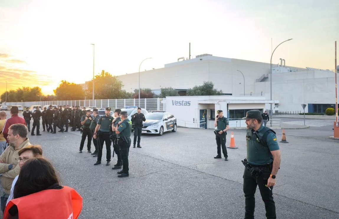 CGT_Madrid's tweet photo. VESTAS | Los trabajadores de #Vestas, fábrica de palas eólicas de #Damiel #Ciudad Real, están de #huelga. Sus trabajadores viven la 3a de las cuatro jornadas convocadas para reivindicar medidas que refuercen la salud laboral y el convenio colectivo.
#VESTASenLucha
@SovCgt @CGT https://t.co/RRfPCXlyCC
