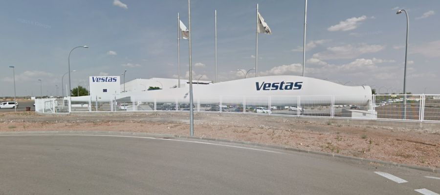 CGT_Madrid's tweet photo. VESTAS | Los trabajadores de #Vestas, fábrica de palas eólicas de #Damiel #Ciudad Real, están de #huelga. Sus trabajadores viven la 3a de las cuatro jornadas convocadas para reivindicar medidas que refuercen la salud laboral y el convenio colectivo.
#VESTASenLucha
@SovCgt @CGT https://t.co/RRfPCXlyCC