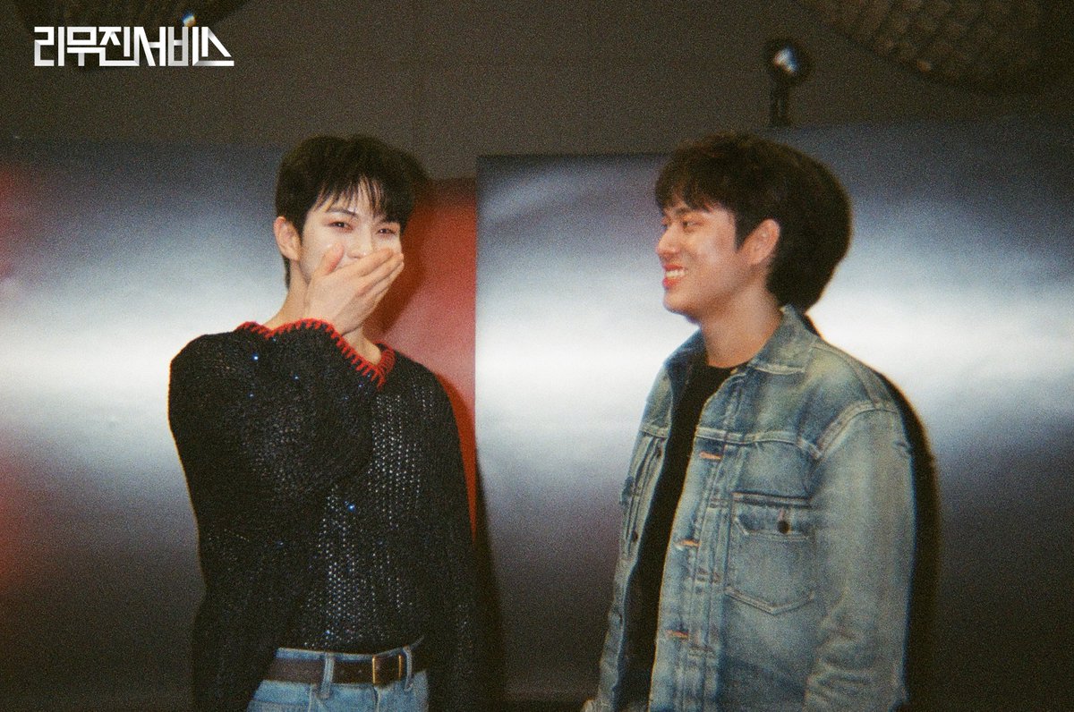 리무진서비스 (@mujin_plz) on Twitter photo 리무진서비스 166회 비하인드 필름 도착💌
좋은 노래들로🎶
우리의 귀를 풍성하게 해준
회승 X 무진의 뮤직 서비스~
두 사람의 나란한 컴백 라이프도
림썰이 응원할게요🚗💕
<a href="/NFlyingofficial/">엔플라잉 (N.Flying)</a>
<a href="/BPM_LMJ/">이무진 (LEE MU JIN)</a>
#유회승 #YooHweSeung #엔플라잉 #NFlying
#이무진 #LEEMUJIN #리무진서비스 리무진서비스 166회 비하인드 필름 도착💌
좋은 노래들로🎶
우리의 귀를 풍성하게 해준
회승 X 무진의 뮤직 서비스~
두 사람의 나란한 컴백 라이프도
림썰이 응원할게요🚗💕
<a href="/NFlyingofficial/">엔플라잉 (N.Flying)</a>
<a href="/BPM_LMJ/">이무진 (LEE MU JIN)</a>
#유회승 #YooHweSeung #엔플라잉 #NFlying
#이무진 #LEEMUJIN #리무진서비스