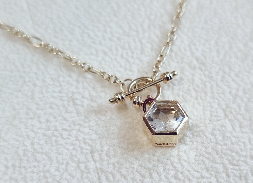 판매완료

너무나 소중히 하던 스톤과 체인을 사용한 작업이라 주인을 만나게 되어 기쁩니다.🌿