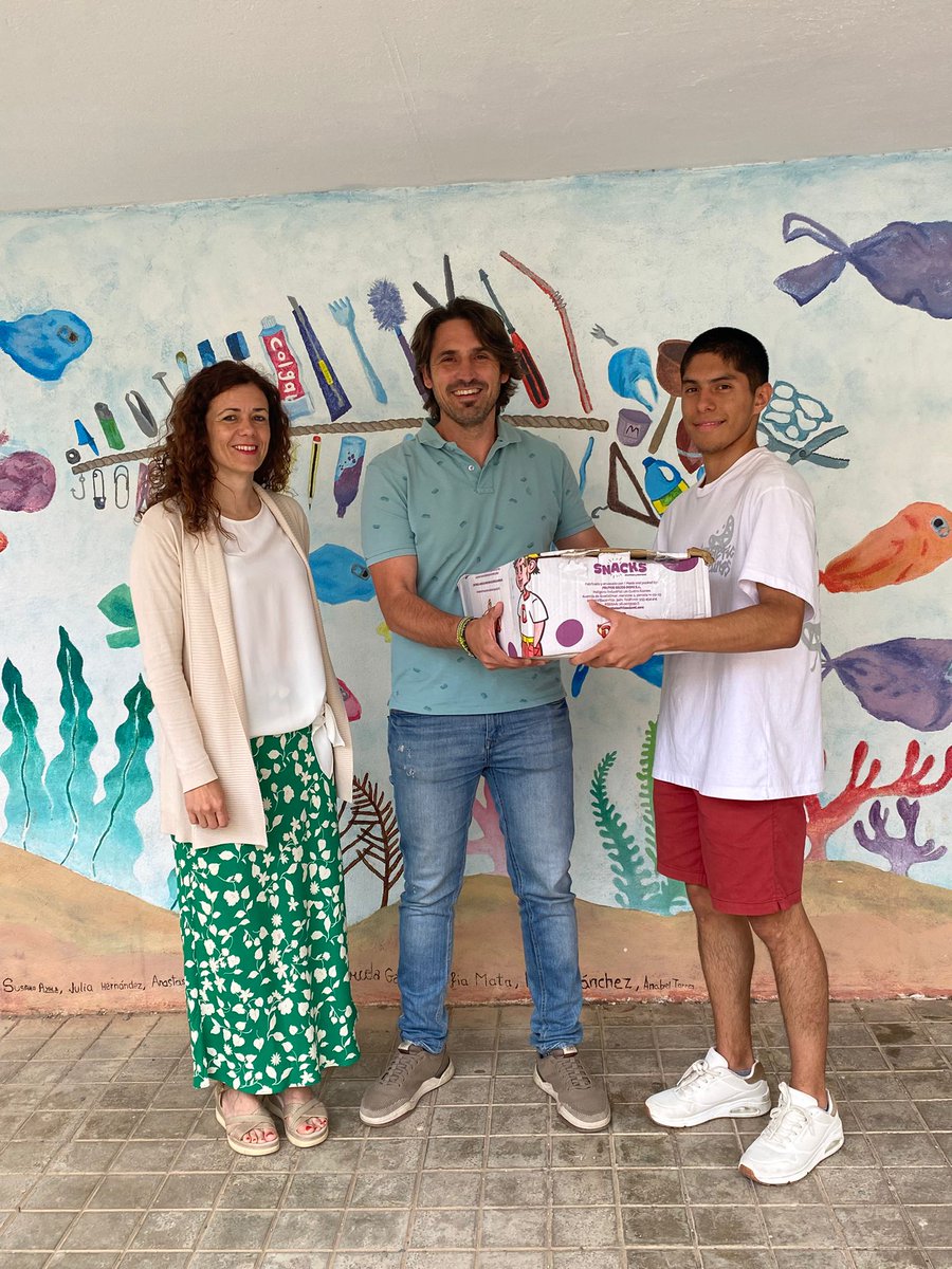 El alumnado de 1º de DAM y DAW organizó en marzo una rifa para recaudar fondos para poder participar en el concurso nacional de programación ProgramaMe, La semana pasada hicimos entrega de la cesta al ganador..¡Luis Manuel Salmerón Picón, profesor de Informática del centro!