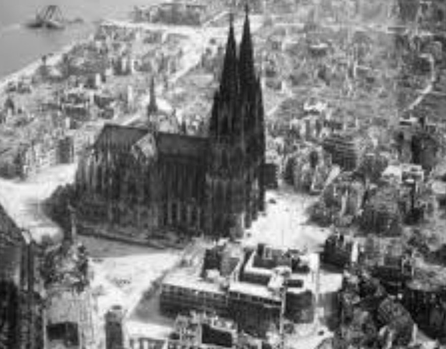 29 mayo 1942 (Hace 83 años): En Colonia, la RAF británica lanza su primer brutal bombardeo. Aproximadamente 1000 aviones lanzaron 1.455 tn de bombas, destruyendo 243hectáreas de casas y matando 486civiles. Pierden sus hogares 59000personas.