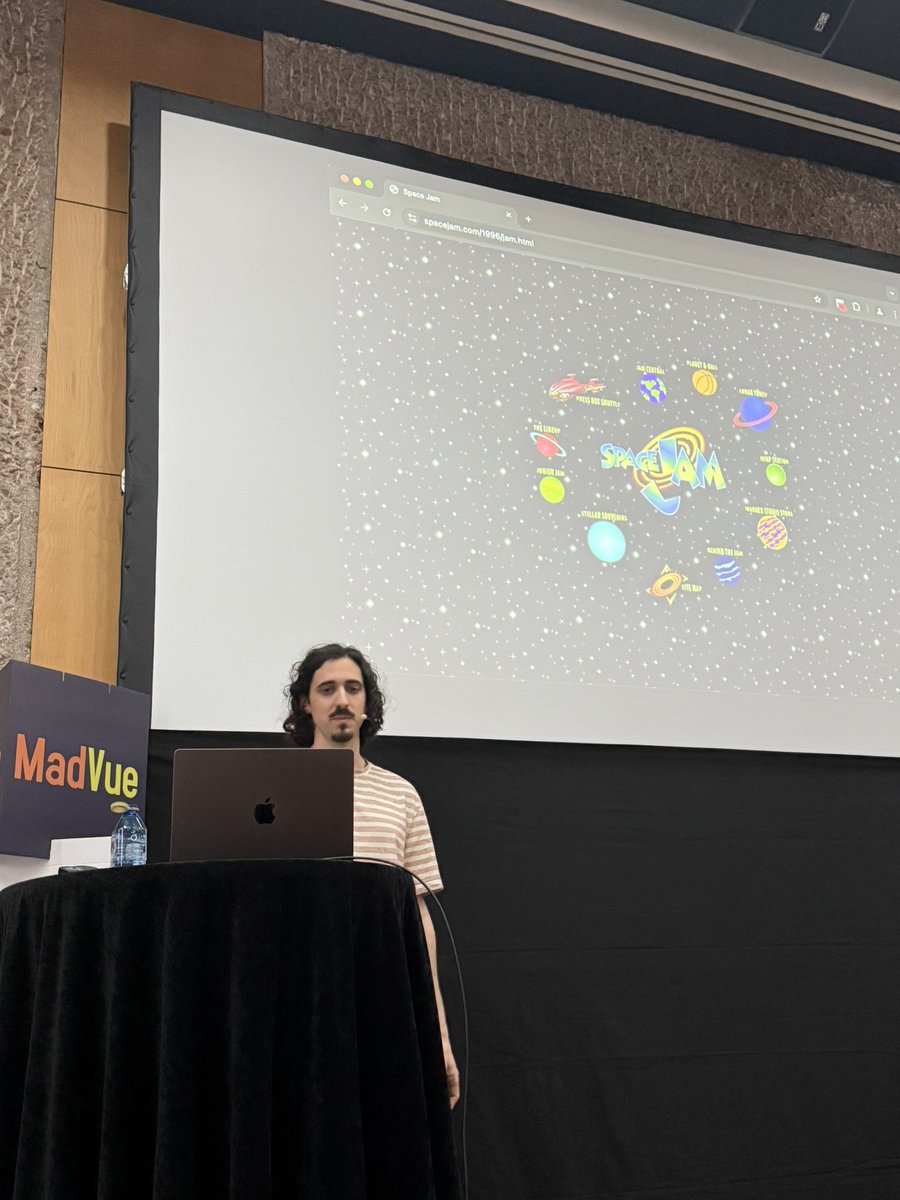 alvarosabu's tweet image. First @posva giving a master class about UX, managing fetching on your websites and fancy 🍍drinks.

#madvue