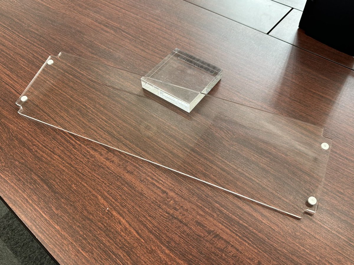 niccabi's tweet photo. トレイ前面を塞ぐアクリルパネルも製作可能です。
空調対策しているシステムに有効です。
コールド/ホットエリアを区切ってシステム施工する際に、空気の混流を防ぎます。

ラックのブランクエリアにもご使用頂けます。

ユニット数のサイズに合わせて製作可能です。

#コールドアイル #ホットアイル https://t.co/fBZ7IzybrN