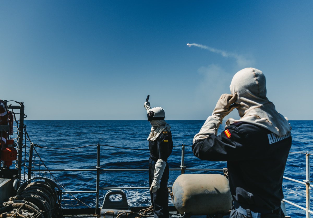 EMADmde's tweet photo. Durante su Operación de Presencia Vigilancia y Disuasión en el mar de Alboran, el patrullero #Serviola se adiestra en el uso de artificios pirotécnicos. Adiestrados para mantener un entorno estratégico estable y seguro para los españoles. #MOPS #OpsPvD @Armada_esp https://t.co/fwCfkRFpZ7