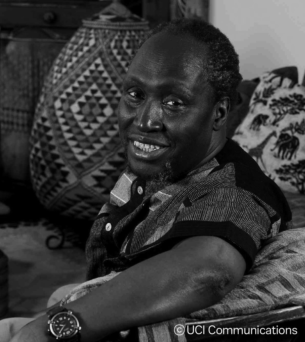 케냐의 위대한 작가 응구기 와 시옹오가 5월 29일 별세하였습니다. 제국주의와 식민주의에 맞선 그의 문학과 삶은 우리 모두에게 깊은 울림을 주었습니다. 용기와 지혜가 깃든 그의 작품들은 세대를 넘어 오래도록 기억될 것입니다. 고인의 명복을 빕니다.