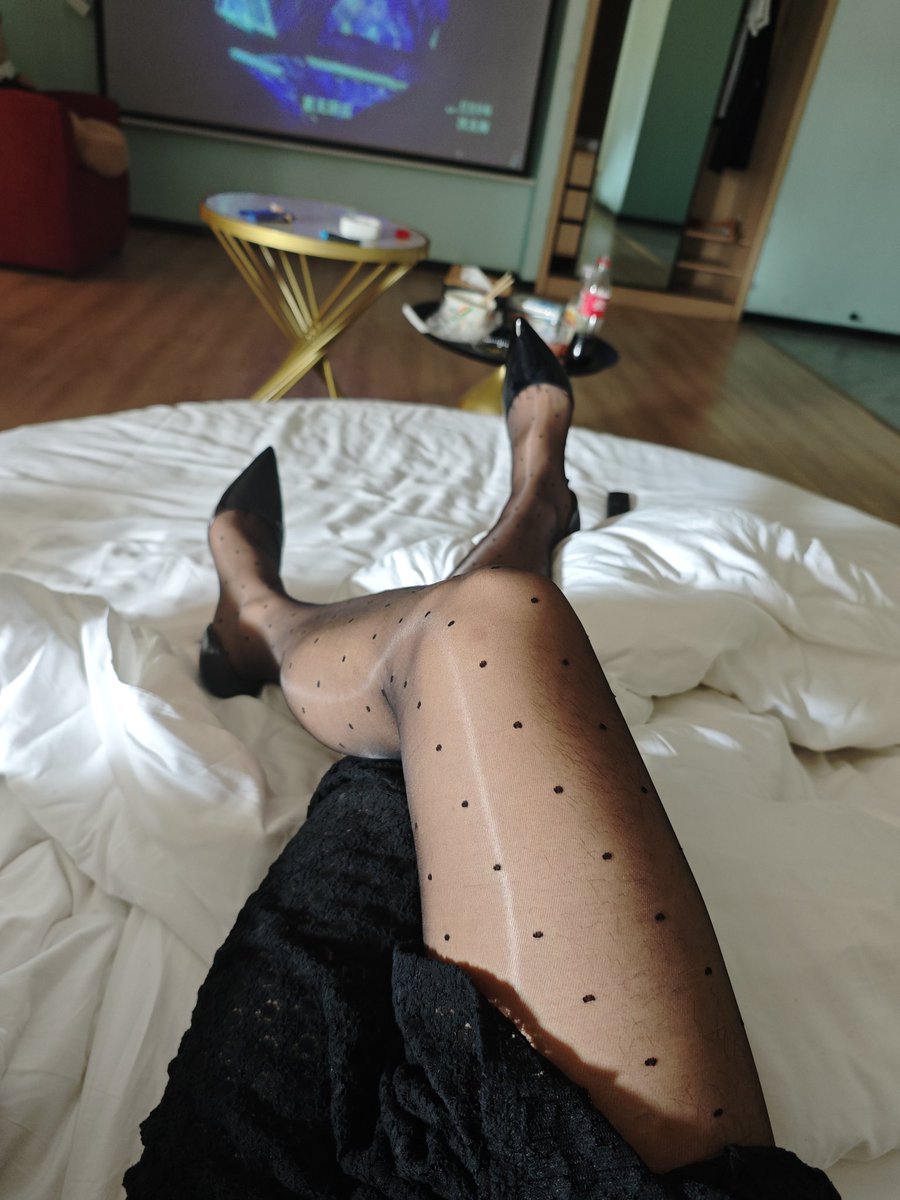 一天破一条丝袜真受不了，都快穿不起了。。有没有丝袜厂家做推广的呀，不要钱，赞助点丝袜就行。#丝袜 #丝袜推广