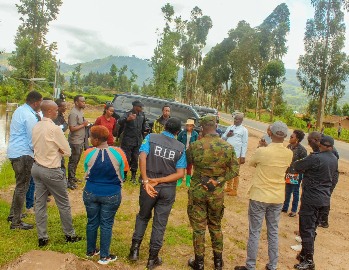 Nyabihu District (@nyabihudistrict) on Twitter photo Mu rwego rwo gusuzuma imiterere y'ikibazo cy'amazi y'umugezi wa Kinoni yangiza umuhanda Musanze-Rubavu no gushaka ingamba z'icyakorwa, Inama y'umutekano itaguye ya <a href="/RwandaNorth/">Northern Province/ Rwanda</a>, iya <a href="/MusanzeDistrict/">Musanze District</a> na #Nyabihu, abakozi ba <a href="/RwandaWater/">Rwanda Water Resources Board | RWB</a> na <a href="/wasac_rwanda/">Water and Sanitation Corporation Group |Rwanda</a>,baganiriye kuri iki kibazo. Mu rwego rwo gusuzuma imiterere y'ikibazo cy'amazi y'umugezi wa Kinoni yangiza umuhanda Musanze-Rubavu no gushaka ingamba z'icyakorwa, Inama y'umutekano itaguye ya <a href="/RwandaNorth/">Northern Province/ Rwanda</a>, iya <a href="/MusanzeDistrict/">Musanze District</a> na #Nyabihu, abakozi ba <a href="/RwandaWater/">Rwanda Water Resources Board | RWB</a> na <a href="/wasac_rwanda/">Water and Sanitation Corporation Group |Rwanda</a>,baganiriye kuri iki kibazo.