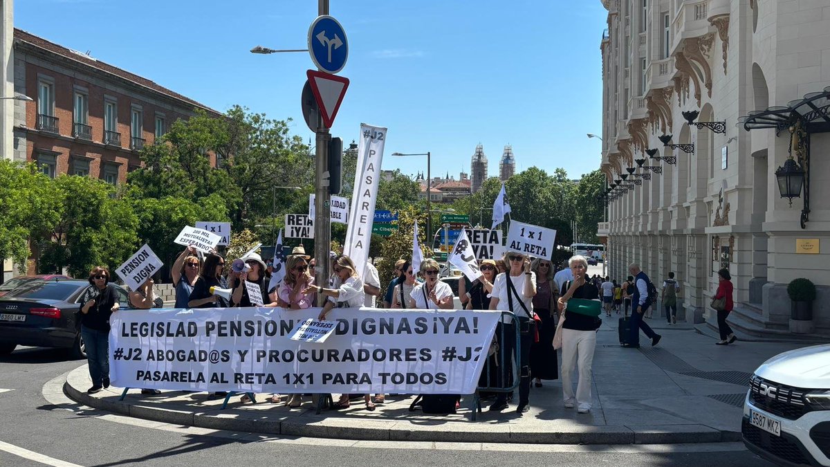 EstevezMayayo's tweet photo. .#Los20DeLaDignidad semana tras semana en piquete frente al Congreso #SomosLosJ2 #Pasare

@PSOE 
@ppopular 
@vox_es 
@sumar 
@PODEMOS 
@compromis 
@Esquerra_ERC 
@JuntsXCat 
@eajpnv 
@ehbildu 
@coalicion 
@obloque 
@upn_navarra https://t.co/9NNfpraM6d