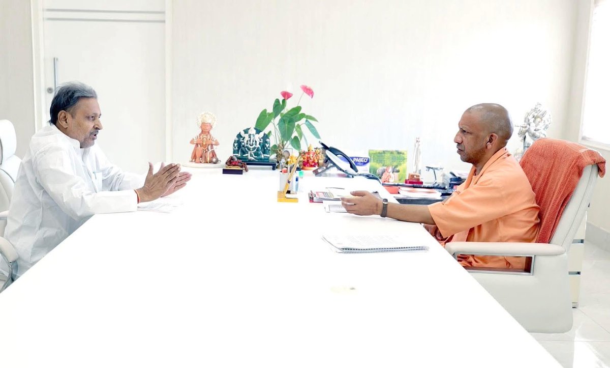 उत्तर प्रदेश के यशस्वी मुख्यमंत्री आदरणीय <a href="/myogiadityanath/">Yogi Adityanath</a> जी से भेंट कर अपने विधानसभा क्षेत्र शिकारपुर के विकास से संबंधित विभिन्न कार्यों से अवगत कराया।