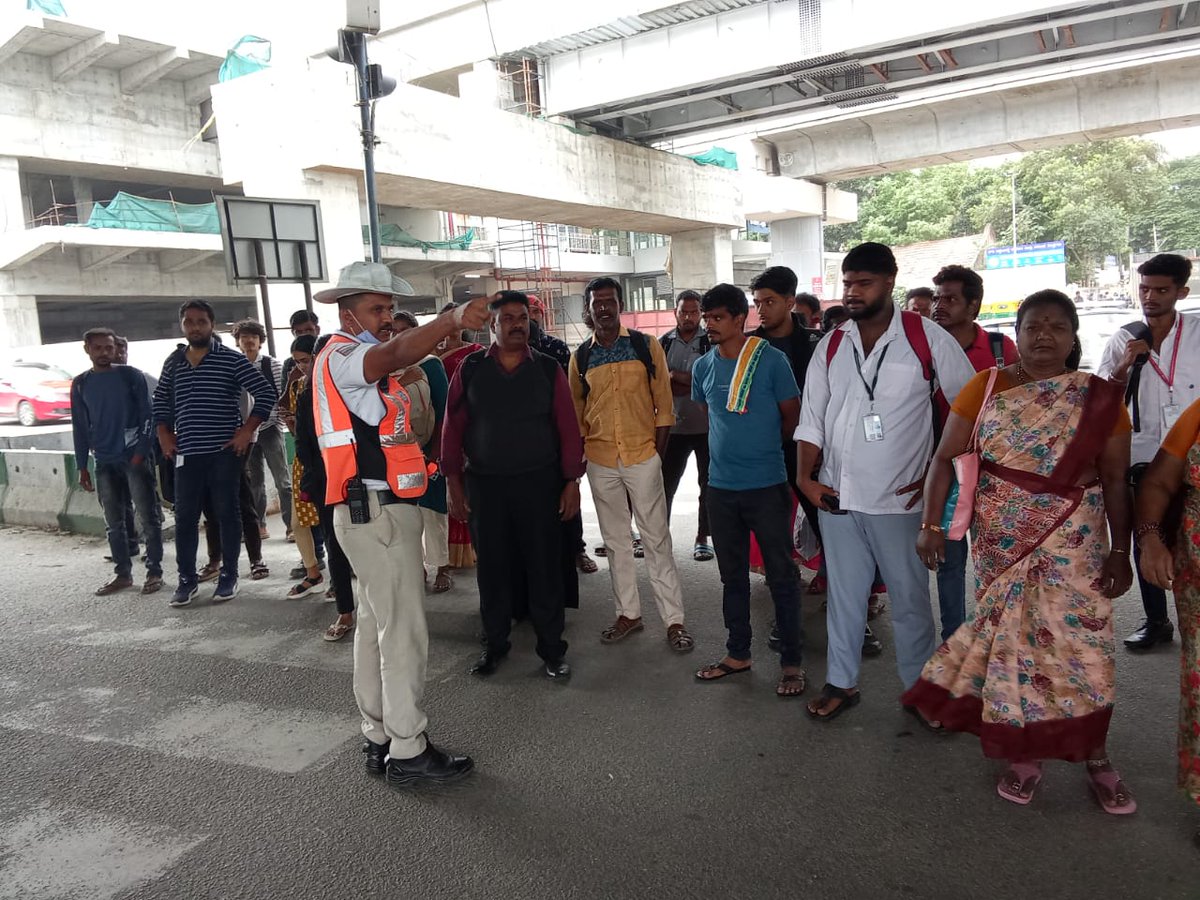 ಈ ದಿನ ಠಾಣಾ ವ್ಯಾಪ್ತಿಯ ಕೆ ಆರ್ ಪುರ ರೈಲ್ವೆ ನಿಲ್ದಾಣ ಬಳಿ ಸಾರ್ವಜನಿಕರಿಗೆ, ಝೀಬ್ರಾ ಪಟ್ಟಿ ಇರುವ ಕಡೆಯೇ ರಸ್ತೆ ದಾಟಬೇಕು, ಪಾದಚಾರಿಗಳು ಅಡ್ಡಾದಿಡ್ಡಿ ರಸ್ತೆ ದಾಟಿ ಹೋಗದಂತೆ ಸಾರ್ವಜನಿಕರಿಗೆ ಸಂಚಾರ ನಿಯಮಗಳ ಪಾಲನೆ ಮತ್ತು ಸಂಚಾರ ನಿಯಮಗಳ ಬಗ್ಗೆ  ತಿಳುವಳಿಕೆ ನೀಡಲಾಯಿತು....
