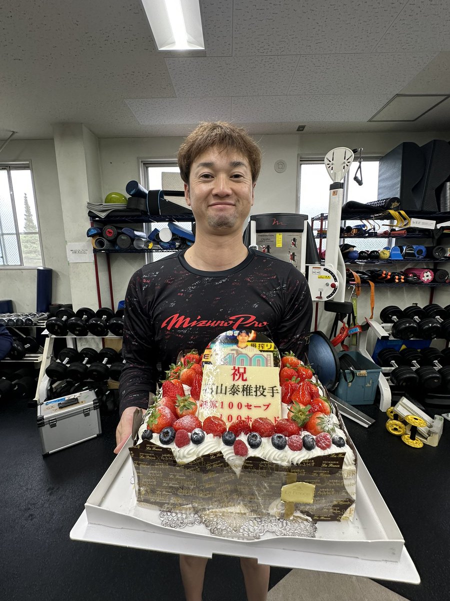 swallowspr's tweet photo. 石山泰稚投手
投手陣で練習後に100セーブのお祝いをしました。
おめでとうございました。
#swallows
#捲土重来
#石山泰稚 https://t.co/BKh1kRo4PN